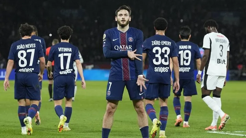 Cầu thủ của Athletic Bilbao dũng mãnh cản phá cú sút của cầu thủ PSG Cầu thủ của Athletic Bilbao dũng mãnh cản phá cú sút của cầu thủ PSG