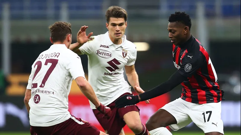 Cầu thủ của Torino nỗ lực bắt kịp AC Milan trong trận đấu quyết liệt.